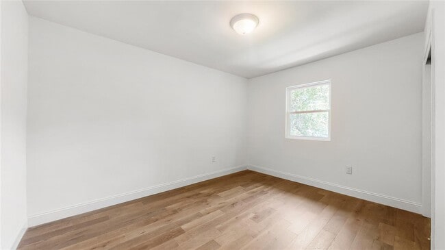 Building Photo - 706 Longacre Ave