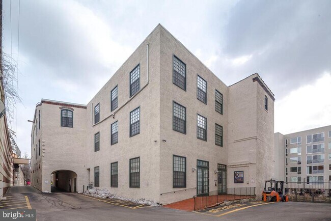 Building Photo - 4 Leverington Ave