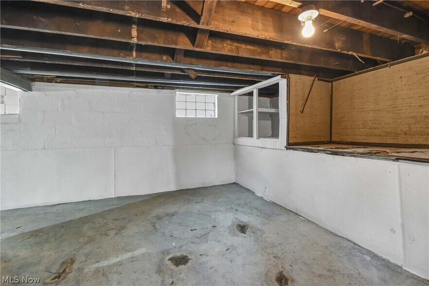 Building Photo - 15413 Raymond St