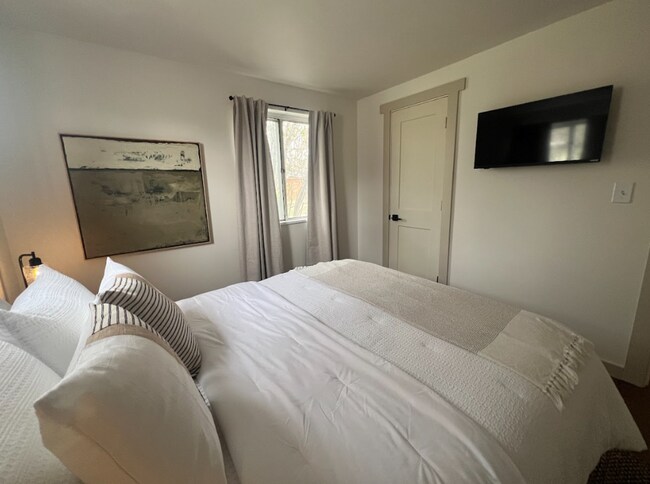 Building Photo - Fully Furnished 3BR | Renovated | All Utilities Included | Ideal for 30+ Day Stays