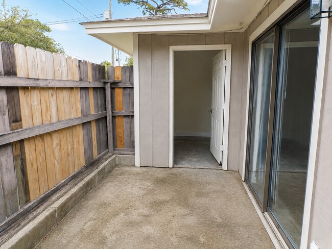 Building Photo - 2-Bedroom Apt. with Walk-In Closet & Private Deck