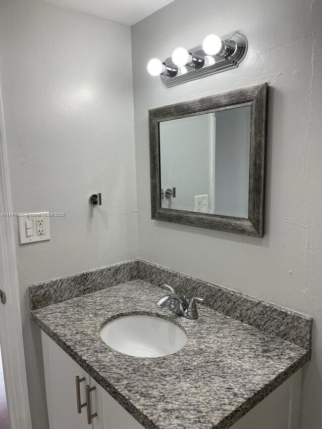 Building Photo - 9143 SW 77th Ave