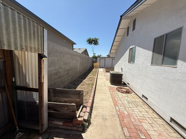 Building Photo - Updated single story home located in Ceres!