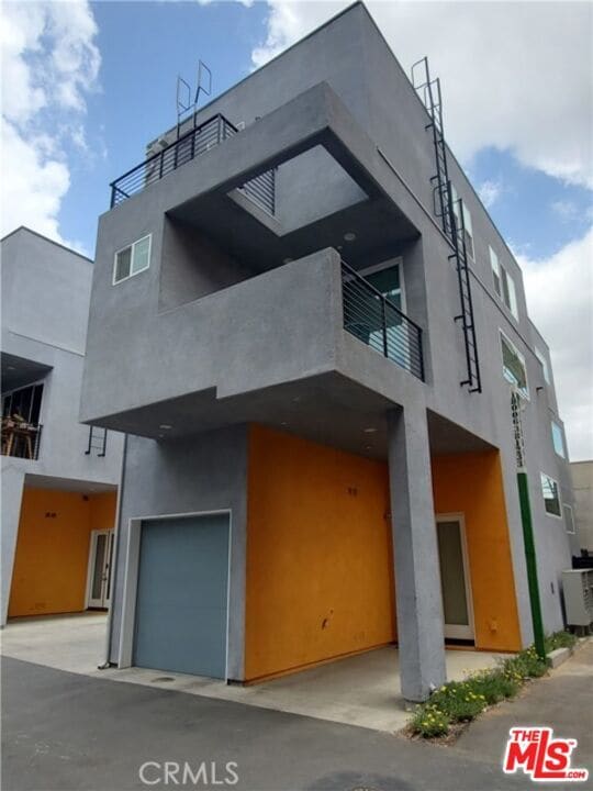 Building Photo - 2931 1/2 Denby Ave