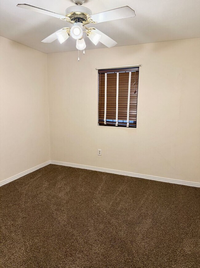 Building Photo - Southern Hills Beauty