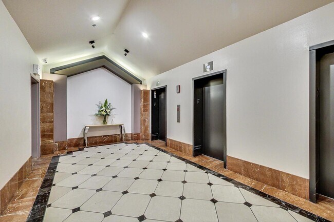 Building Photo - 1212 N La Salle Dr