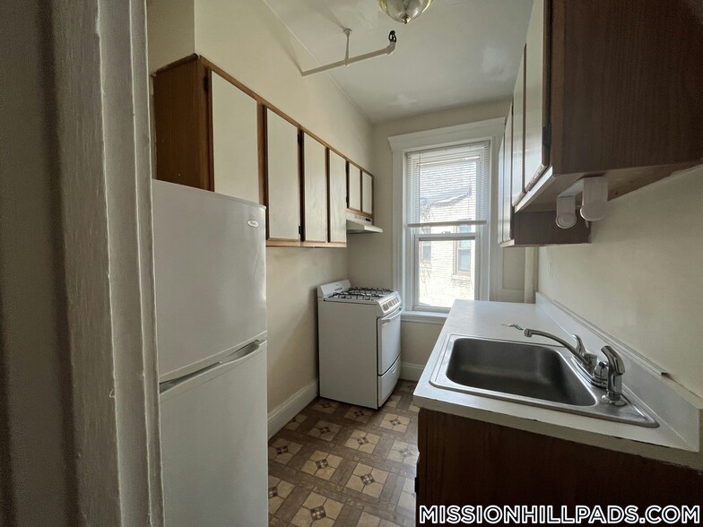 Primary Photo - 360 Riverway