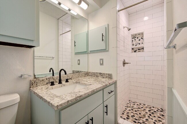 Building Photo - Rollingwood Beauty!