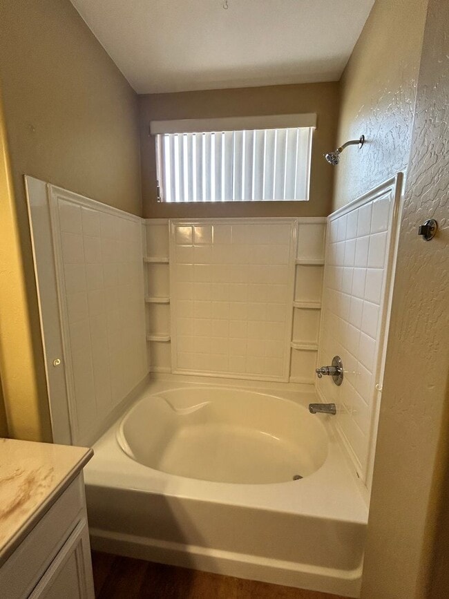 Building Photo - 3 Bed / 2 Bath with No Carpet & Split Floo...