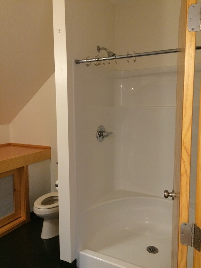 Building Photo - 131 Lakeside Dr