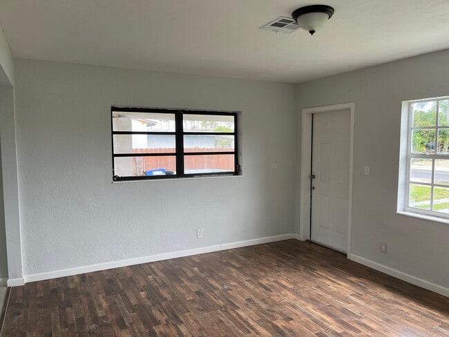 Building Photo - 1327 SW 22nd Ave