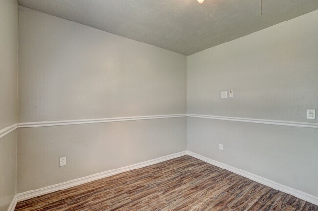 Building Photo - Nice 4 Bed 1.5 Baths Located near Tinker Diagonal