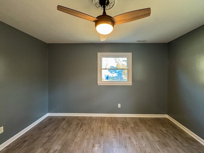 Building Photo - Charming 3 Bed 1.5 Bath Home with Flex Room