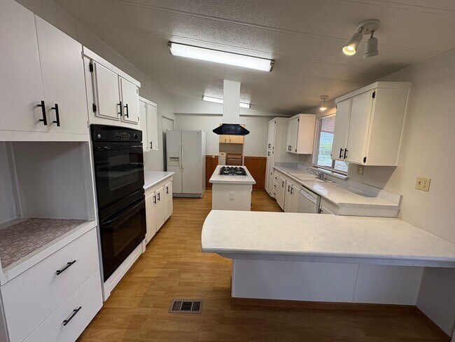 Building Photo - Pleasant Country Home Available Now!