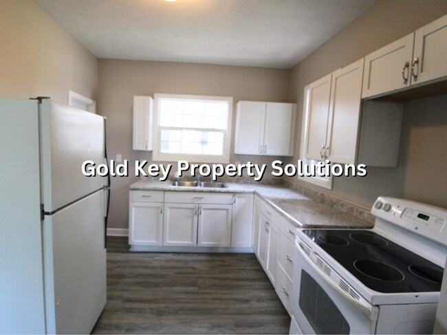 Building Photo - 3 BR 1 BA House with New Carpet and Paint ...