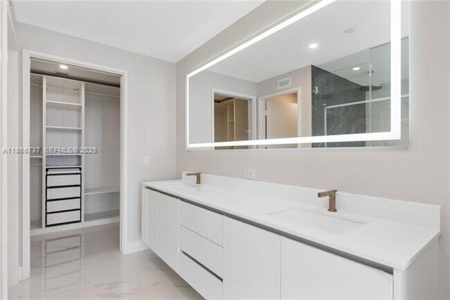 Building Photo - 700 NE 24th St