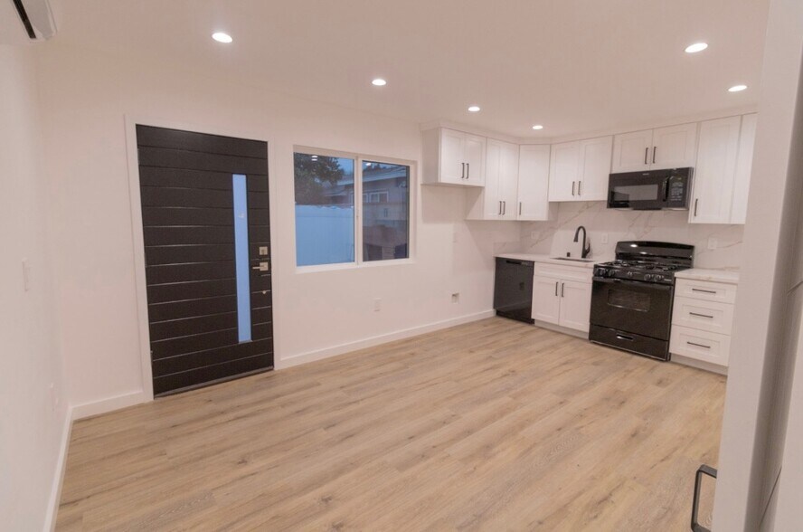 Building Photo - 9726 Mercedes Ave