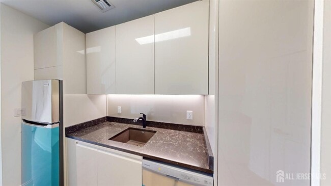 Building Photo - 6404 Fernandez Ct
