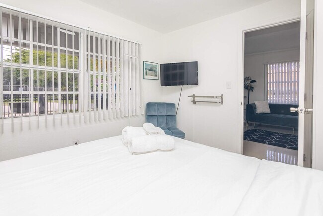 Building Photo - 7727 NW 4th Ct