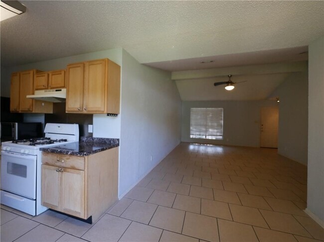 Building Photo - 800 Live Oak Dr