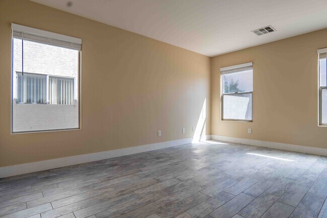 Building Photo - 5558 Rollins St