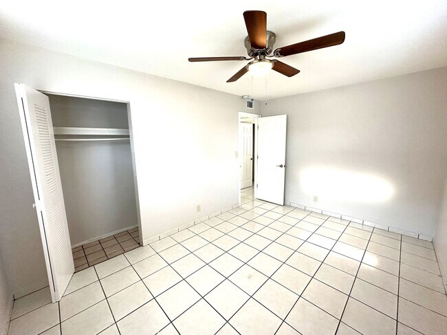 Building Photo - ** NAPLES PARK ** 3 BED / 2 BATH ** PET OK...