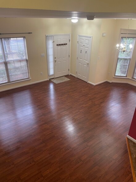 Building Photo - 1933 Gardenia Ct