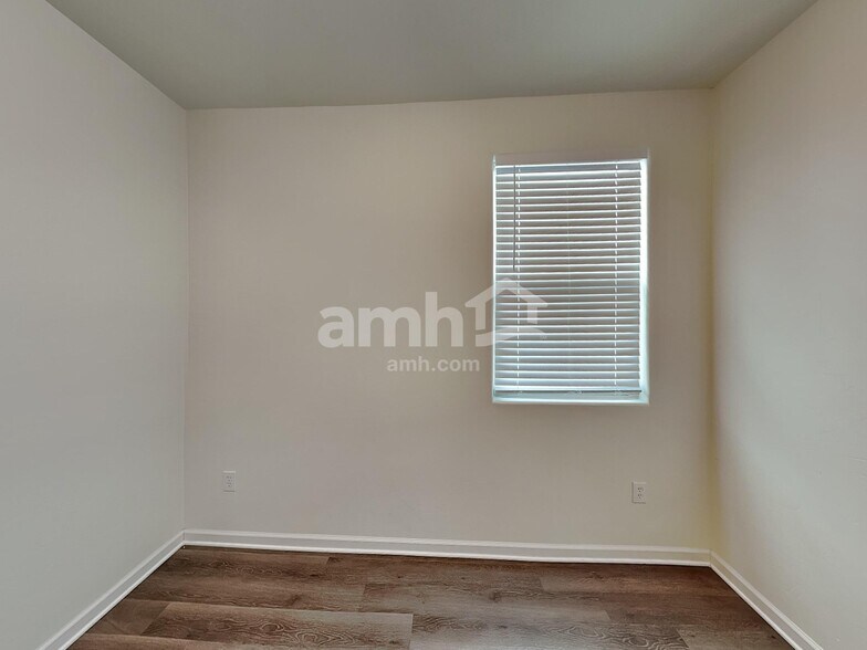 Building Photo - 10824 N Avenida Vallejo