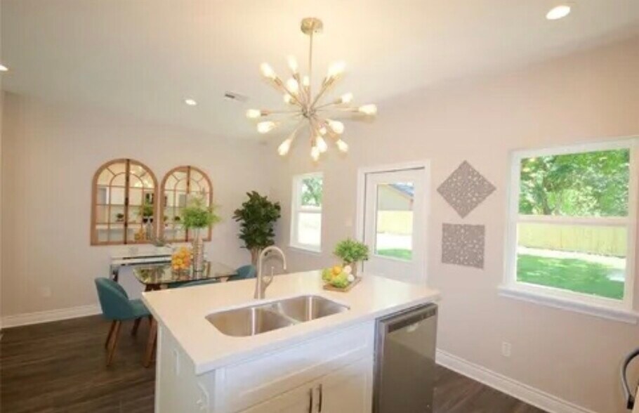 Building Photo - 210 Garrotsville St