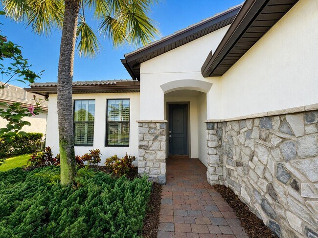 Building Photo - 348 SE Courances Dr