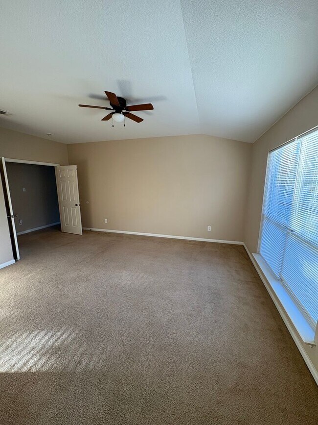 Building Photo - AVAILABLE NOW!