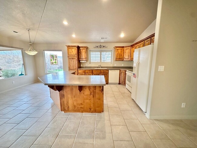 Building Photo - 3 Bedroom Home + an office on Southgate Golf Course.