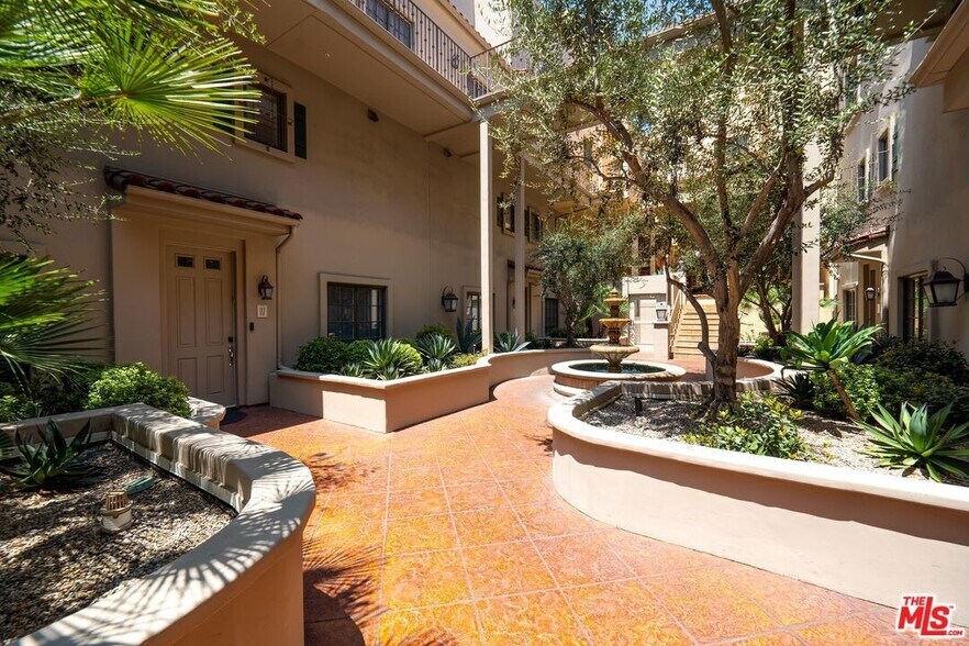Building Photo - 851 N San Vicente Blvd