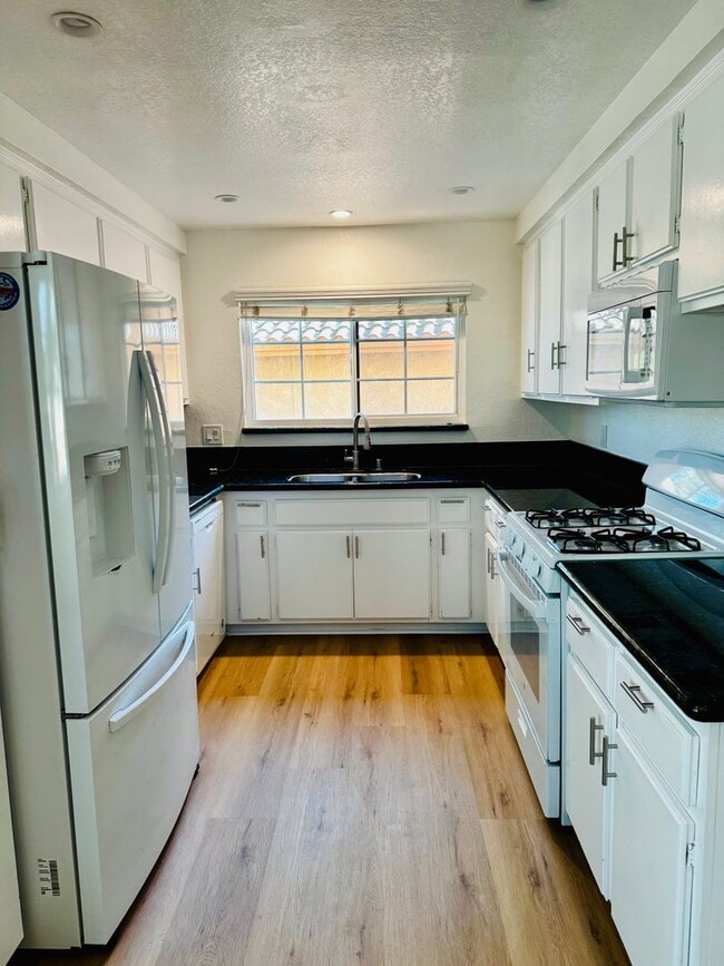 Building Photo - Remodeled 2 Bed / 2 Bath Near Signal Hill – Minutes from the Traffic Circle