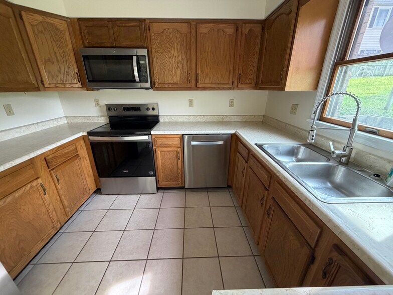 Spacious lovely kitchen with lots of light - 917 Rose Hill Ave