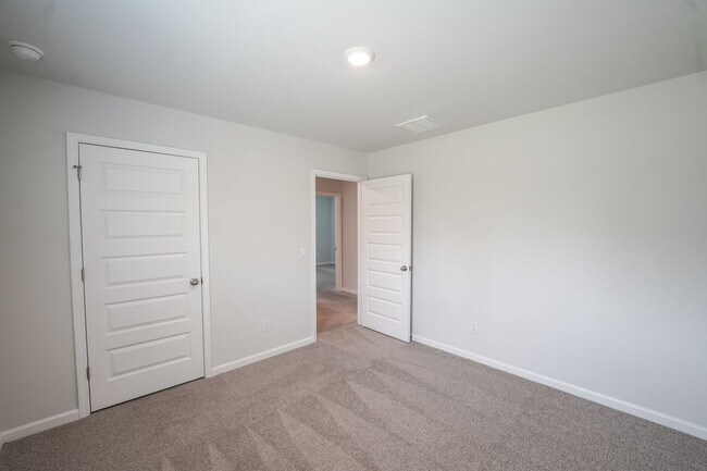 Building Photo - AVAILABLE NOW!