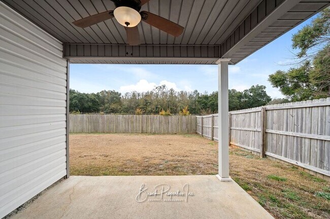 Building Photo - 5515 Peach Dr