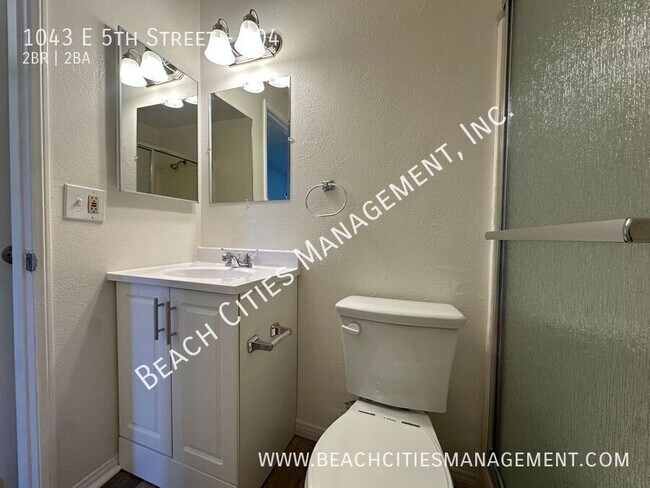 Building Photo - 1043 E 5th St