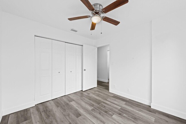 Building Photo - 822 Crystal Lake Dr