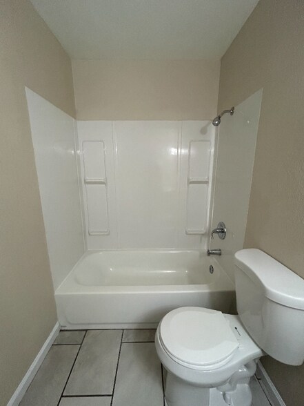 Building Photo - 3953 N Palm Grove Dr