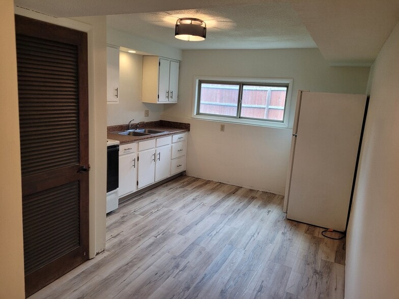Building Photo - 520 N 19th Ave