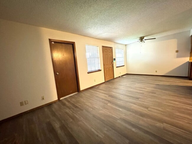 Building Photo - 3 bedroom 2 bathroom duplex In Broken Arrow!