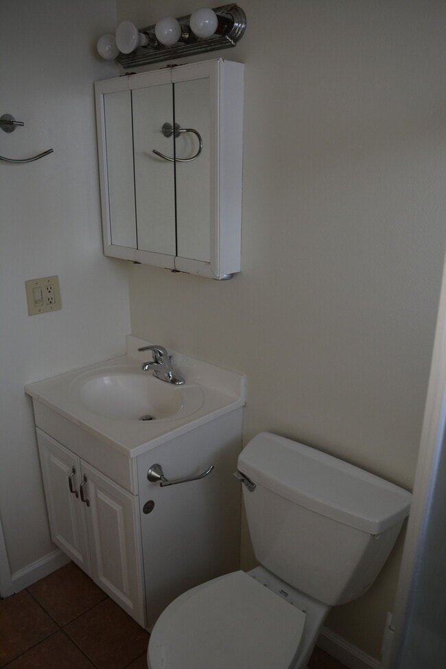 Building Photo - UPSTAIRS 2 BEDROOM UNIT IN A 4PLEX AT HAMILTON DOWNS