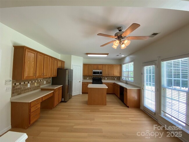 Building Photo - 9901 Hazelview Dr
