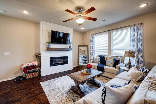 Building Photo - 5901 Scenic Lake Dr