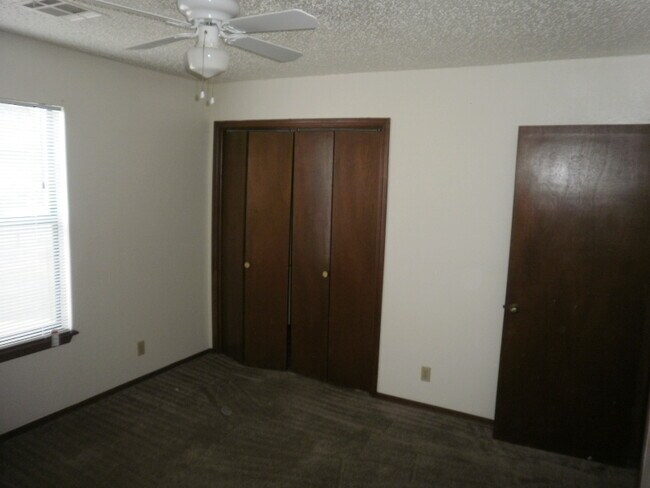 Building Photo - 224-226 Skylark Ct