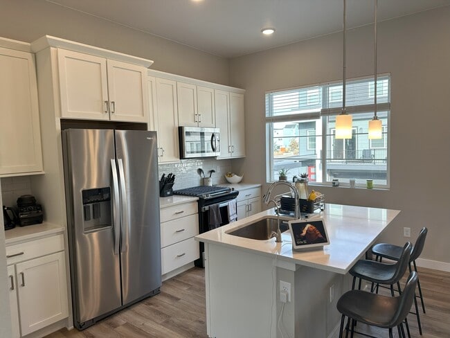 Building Photo - 1566 W 67th Dr