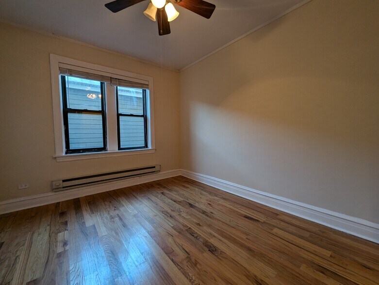 Building Photo - 4735 N Hermitage Ave