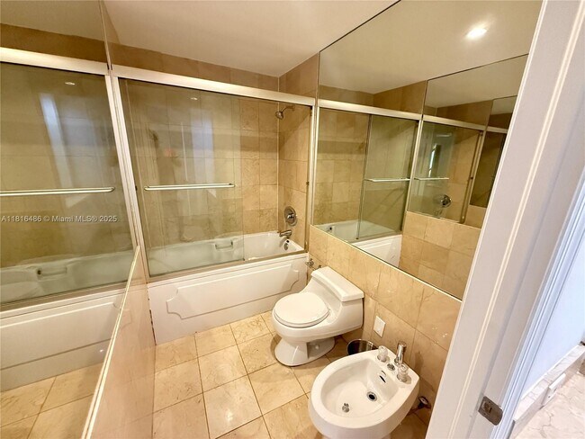 Building Photo - 808 Brickell Key Dr