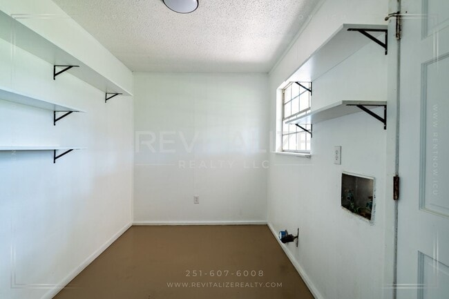 Building Photo - Beautiful Renovated 3 Bedroom/1 Bathroom H...